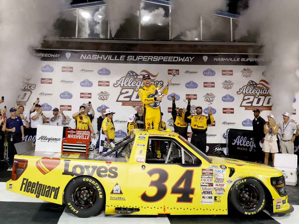 Layne Riggs 2026 Love's/Fleetguard Nashville 5/29/26 Race Win 1:24 Nascar Diecast - Truck Series