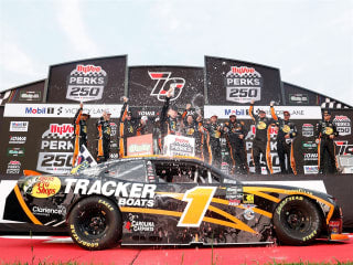 CARSON KVAPIL 2026 BASS PRO SHOPS/ TRACKER BOATS IOWA RACED WIN 1:24 ARC DIECAST